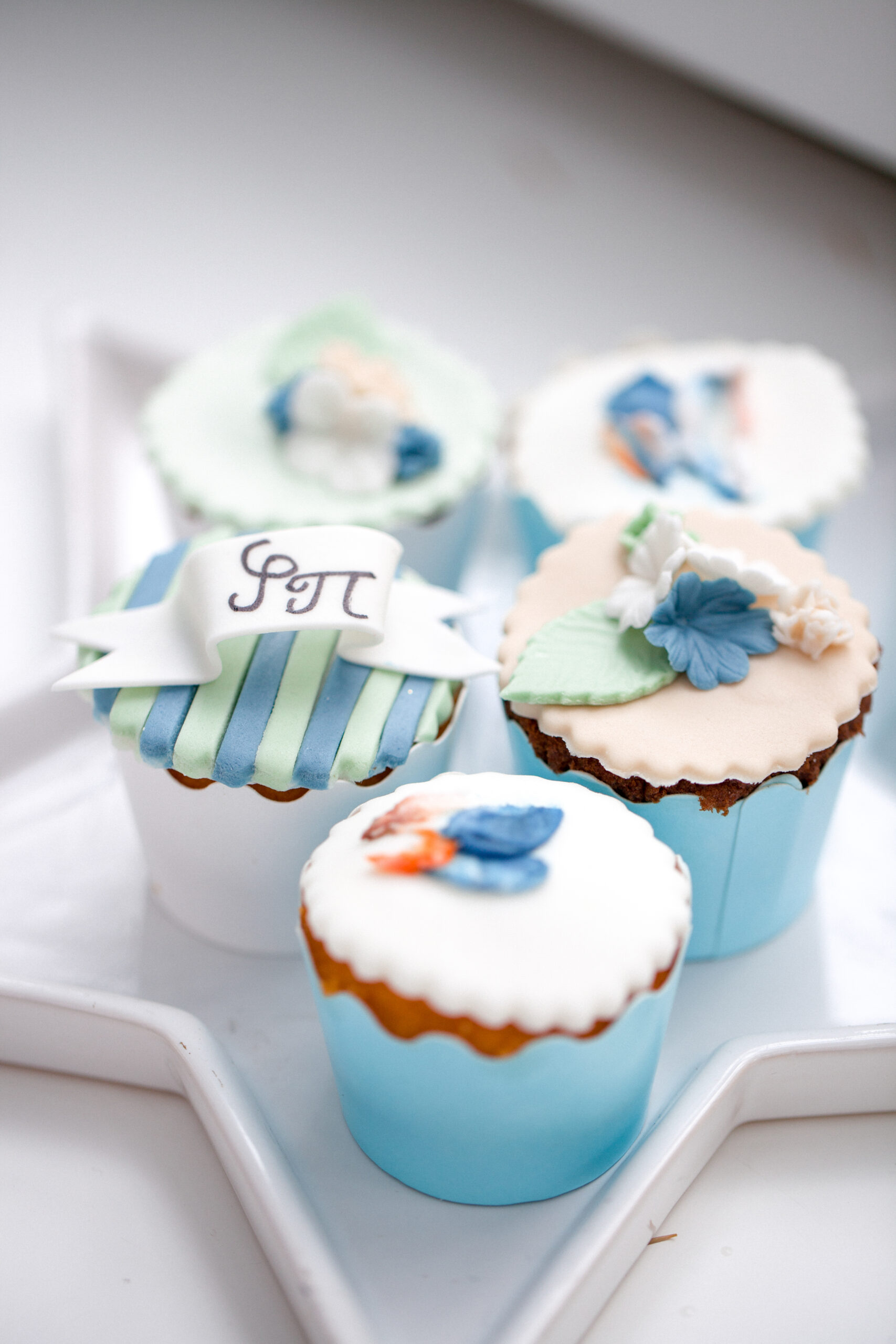 baby-crest-baptism-candy-bar-cupcakes