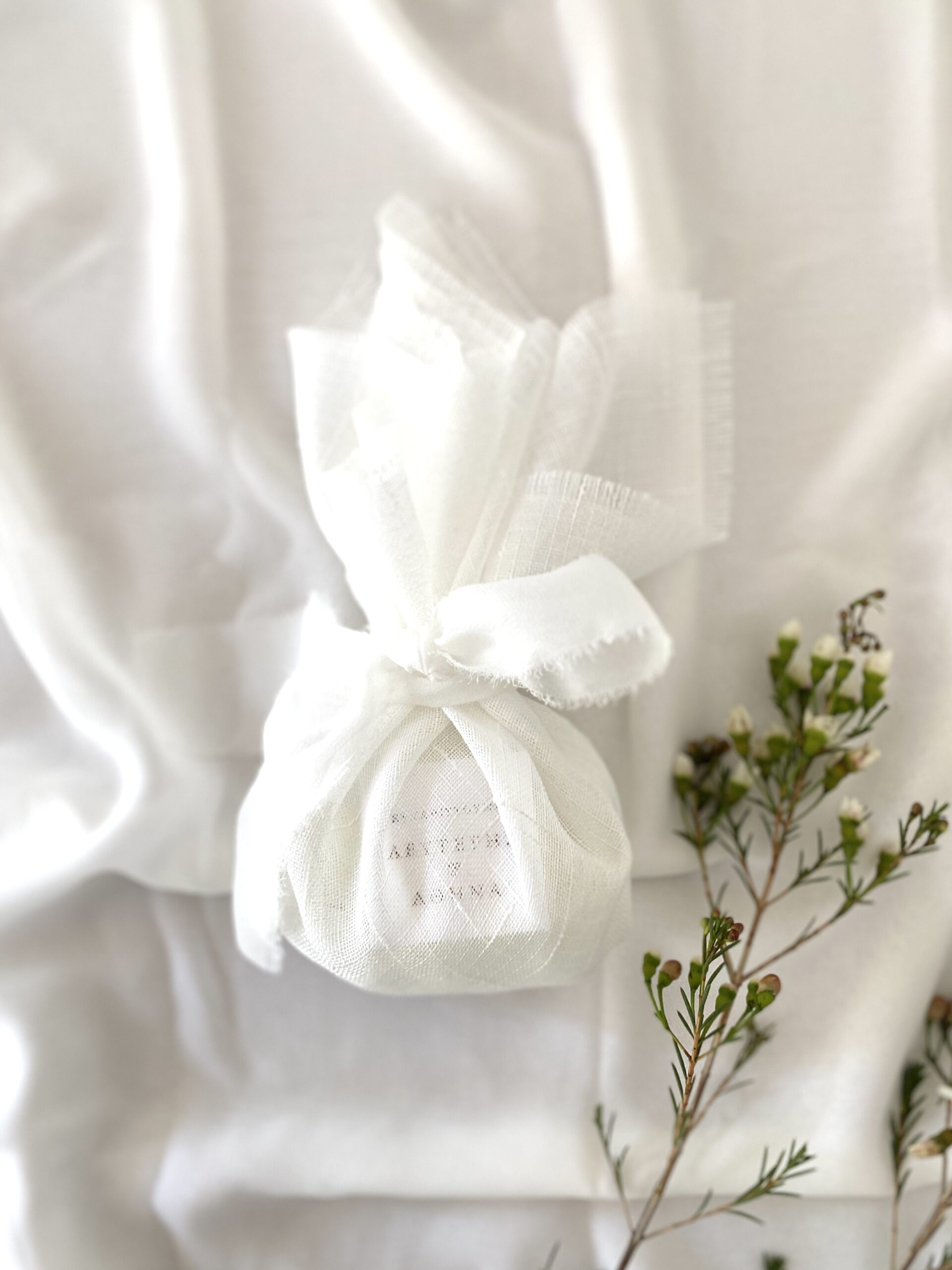 ethereal-wedding-favors-white-linen-mouselin-ribbon
