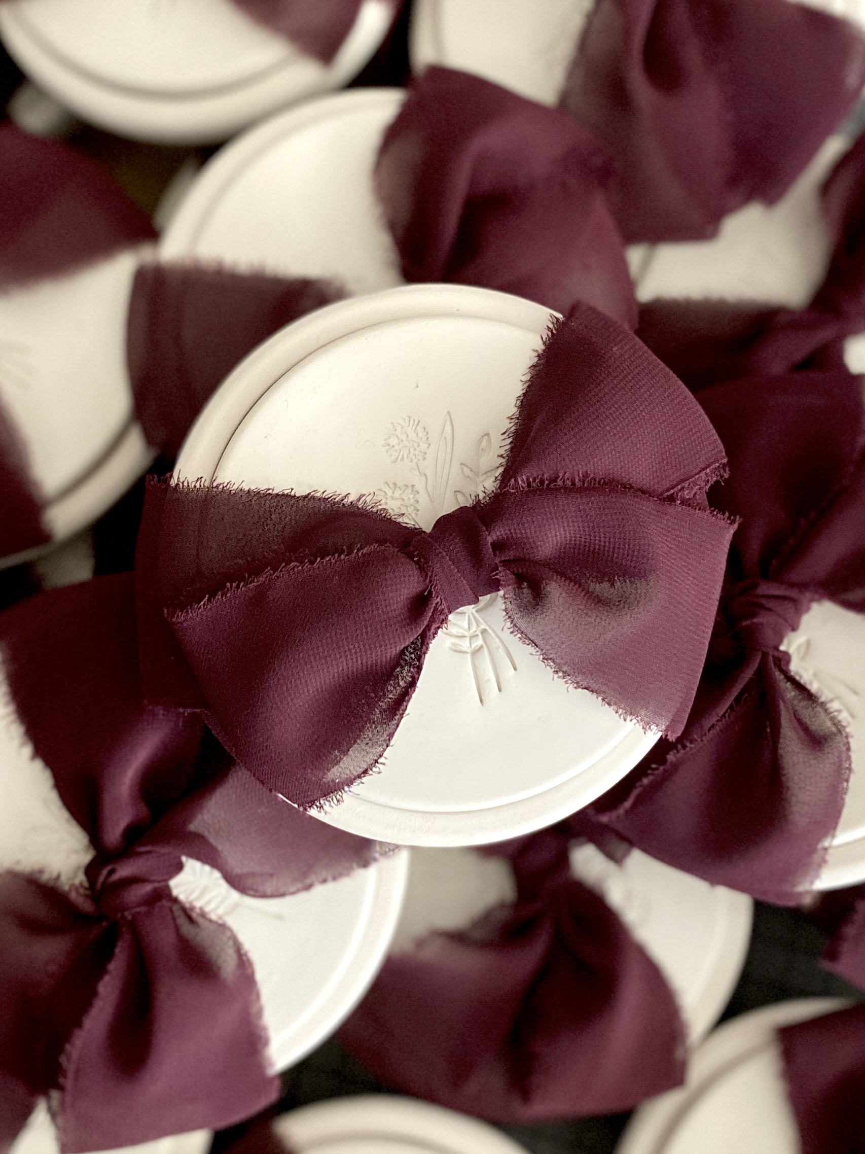 fall-wildflowers-wedding-favours-ceramic-eggplant-color-mouselin-ribbon