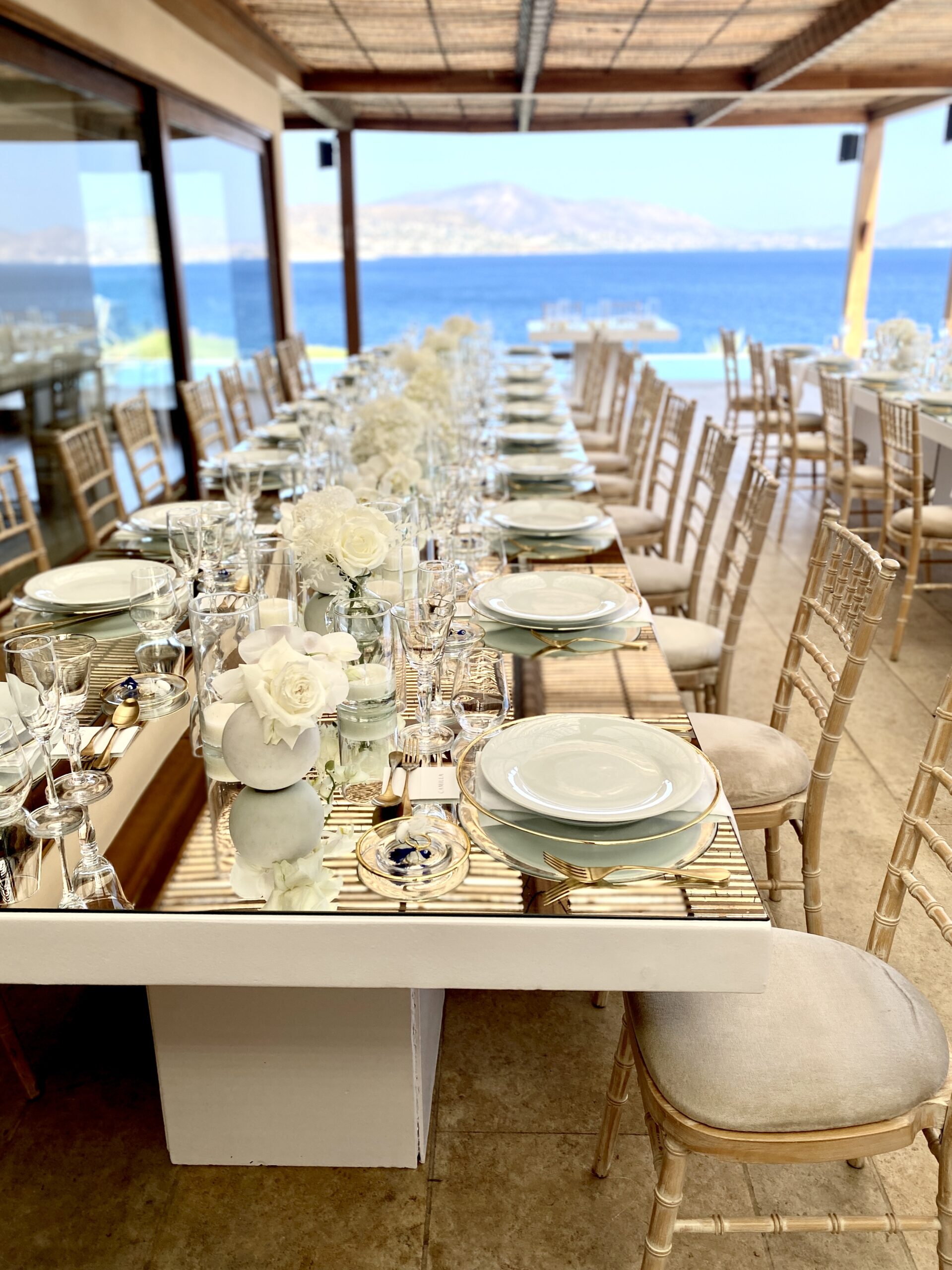 glitz-and-glam-wedding-reception-table-setup-decoration-with-white-gold-blue