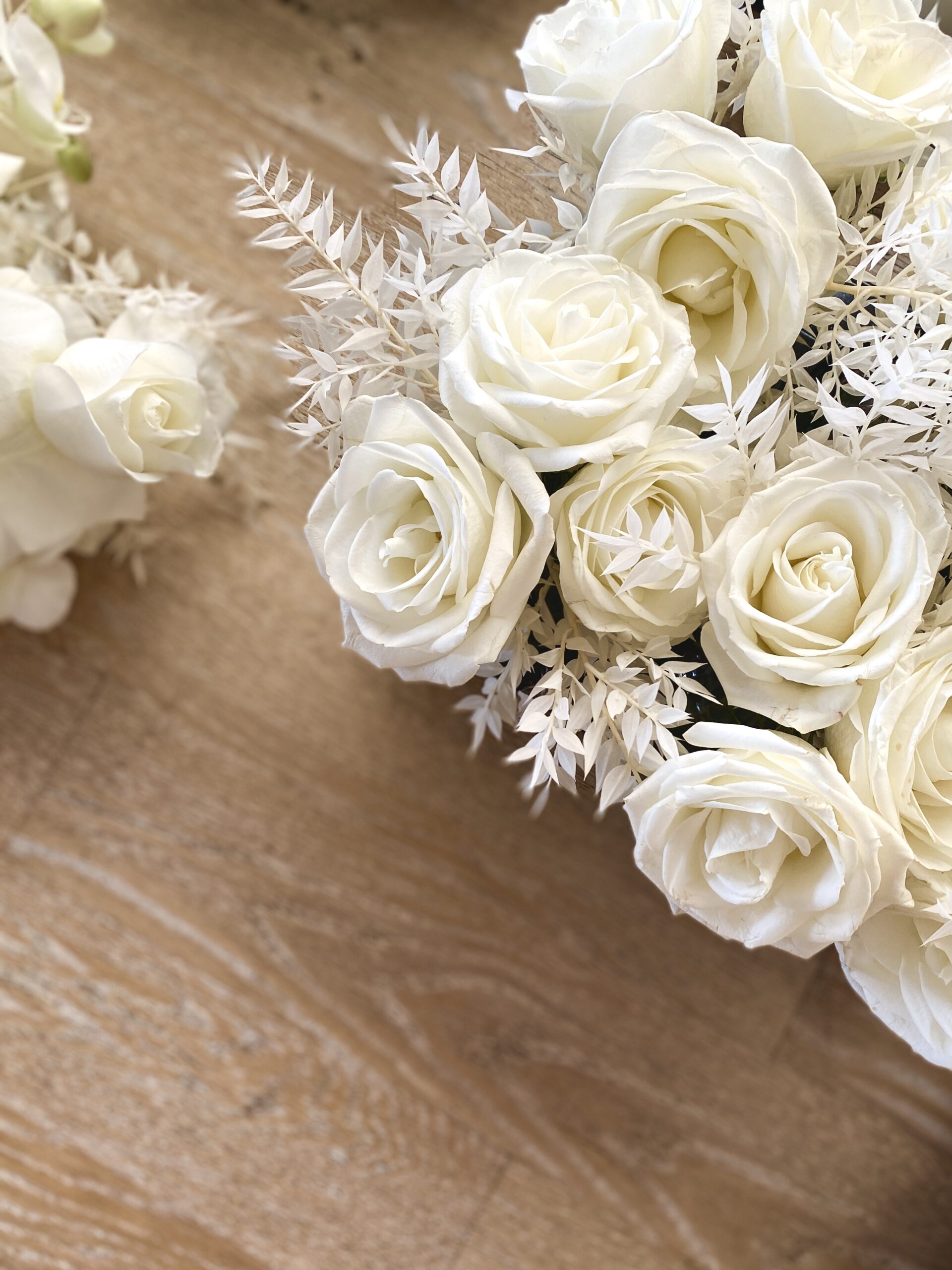 glitz-and-glam-wedding-white-flowers-decoration
