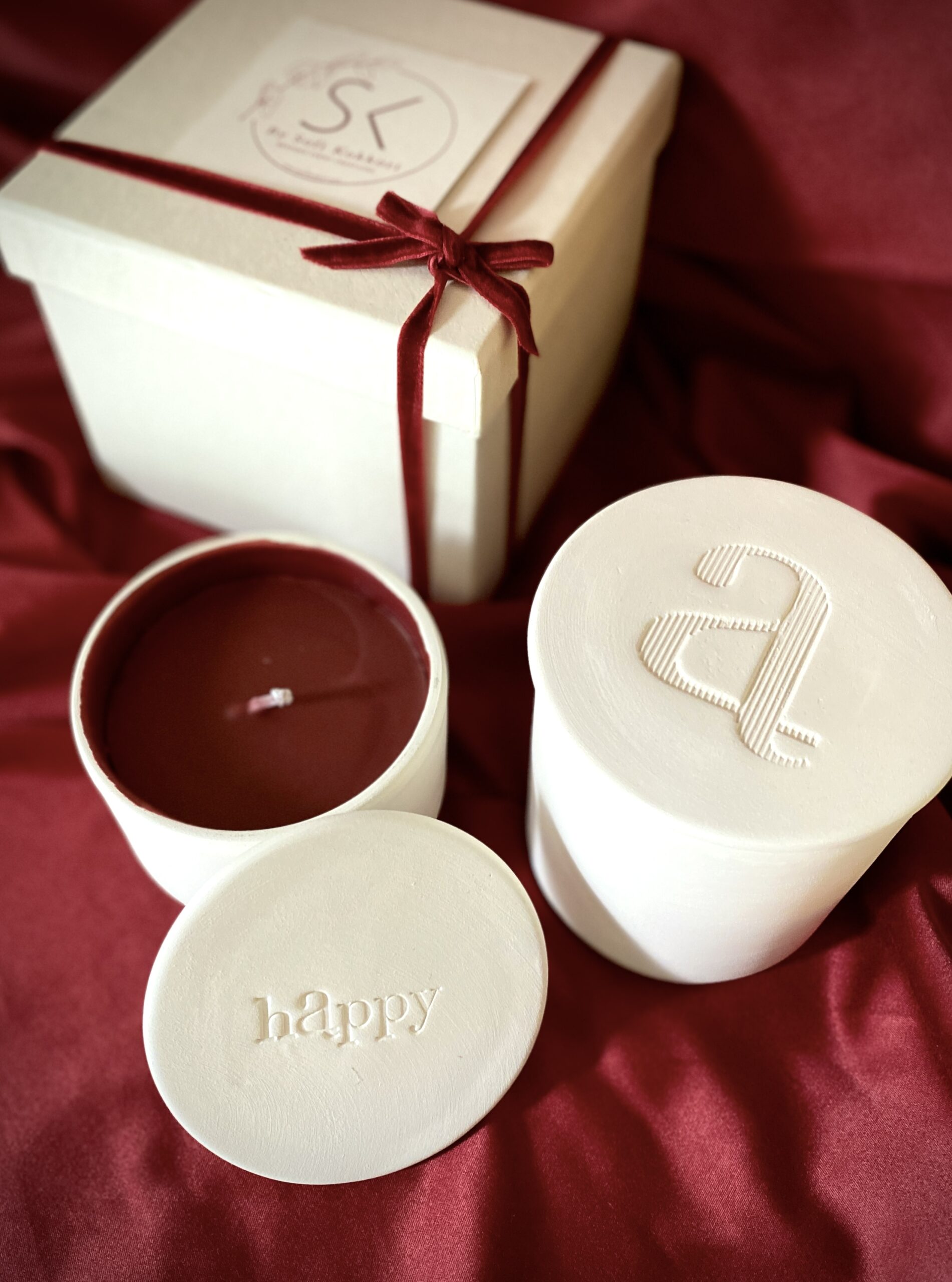 happy-24-special-occasion-handmade-white-ceramic-soy-blend-burgundi-candle-pumpkin-spice-big-with-lid-packaging