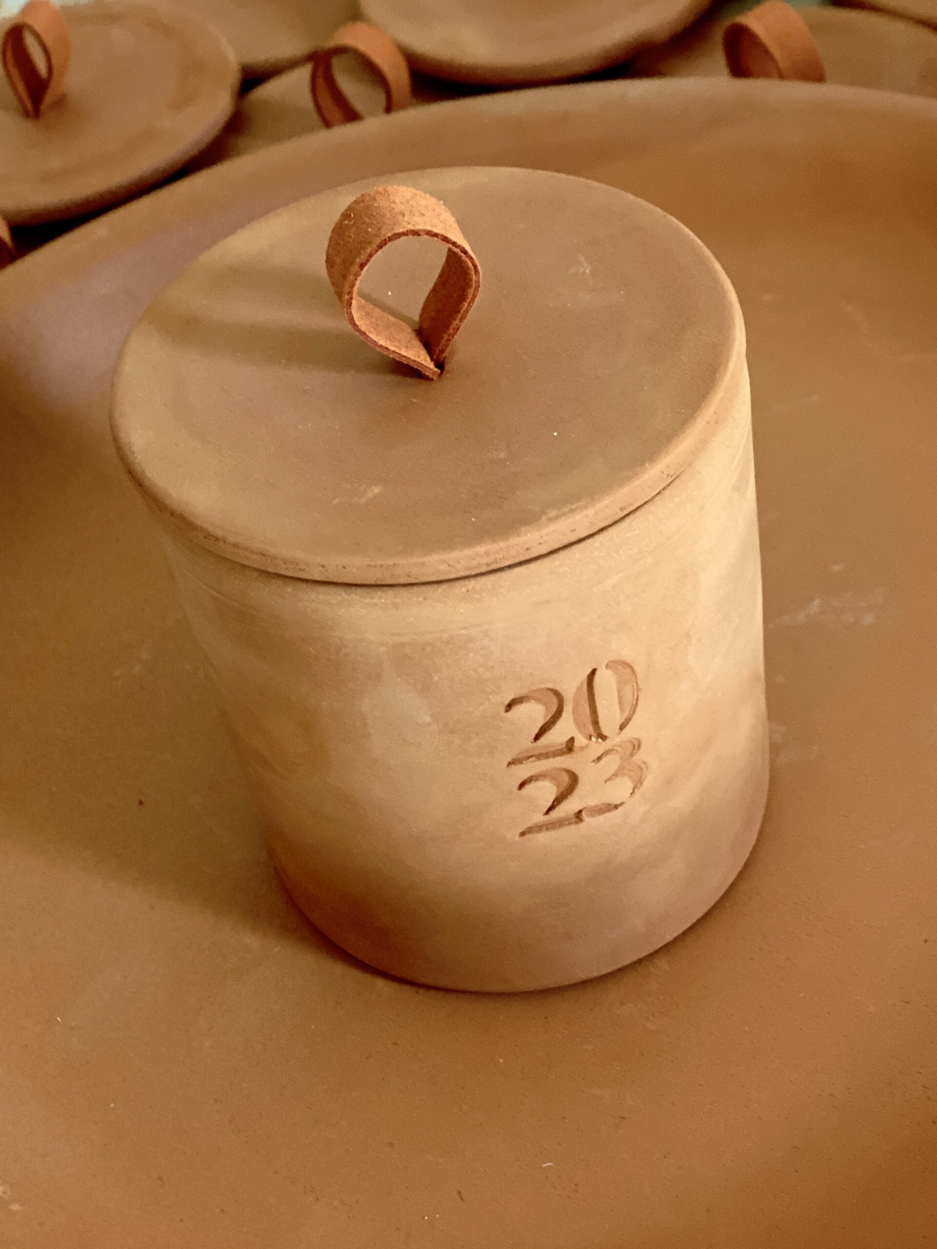 hello-2023-special-occasion-soy-ceramic-candle-big-with-lid