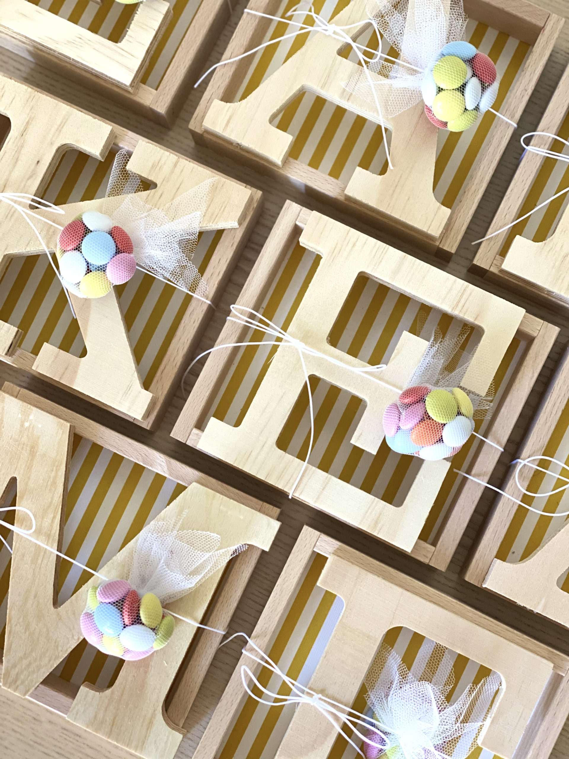 initial-frames-party-gifts-yellow-stripes-candy