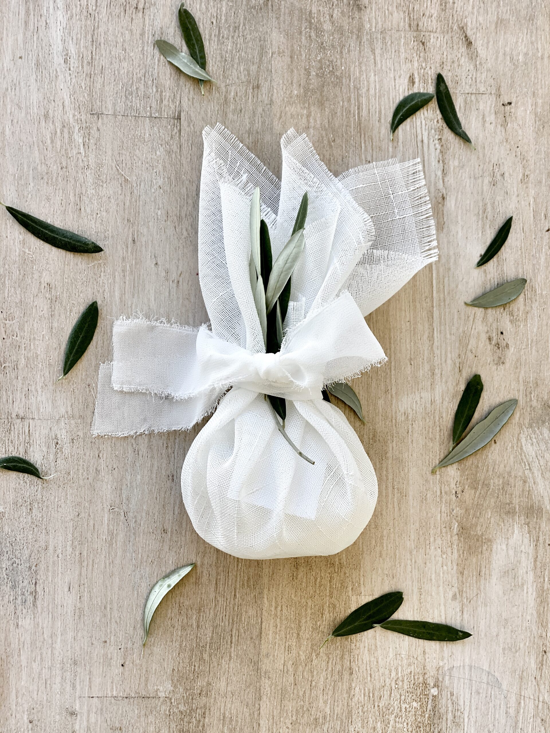 lemon-scents-wedding-linen-favour-olive-leaves