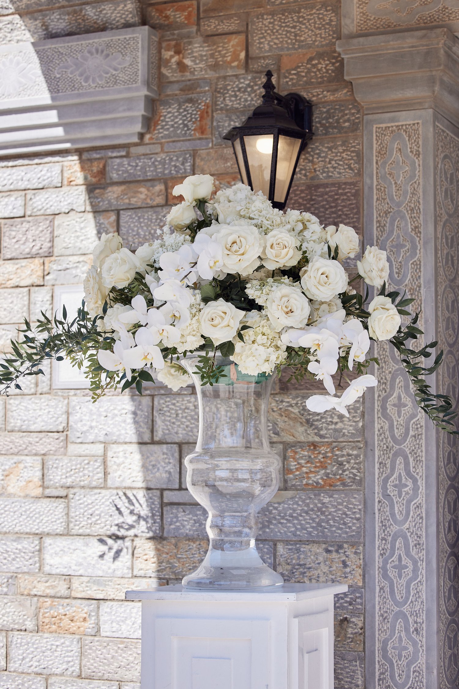 timeless-elegance-wedding-crete-church-flowers