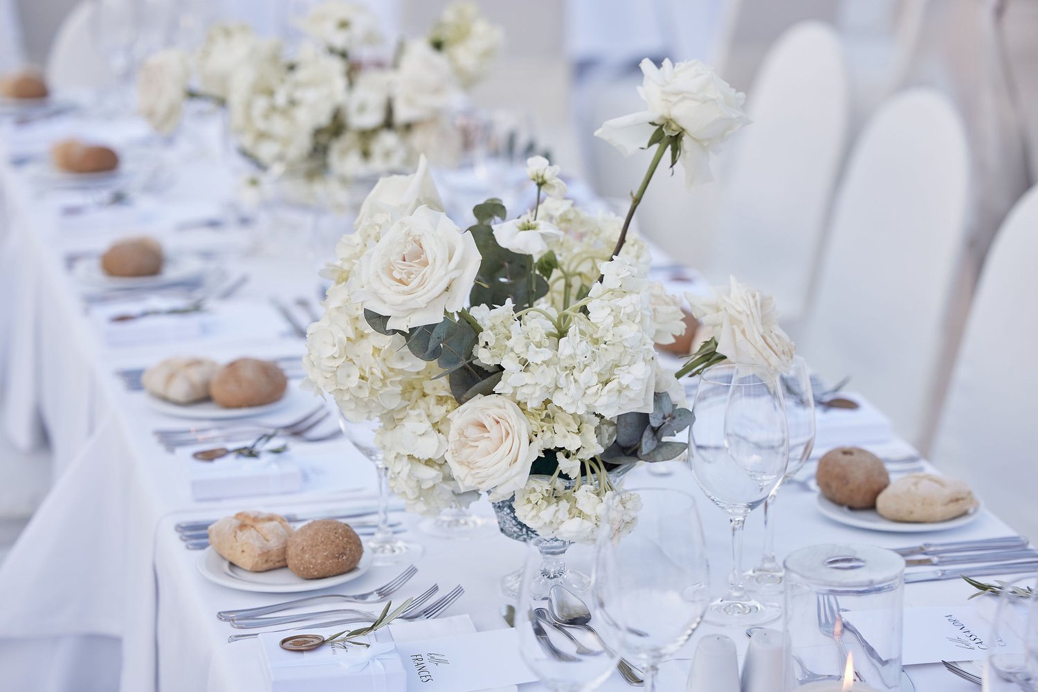 timeless-elegance-wedding-favors-table-setup-flowers