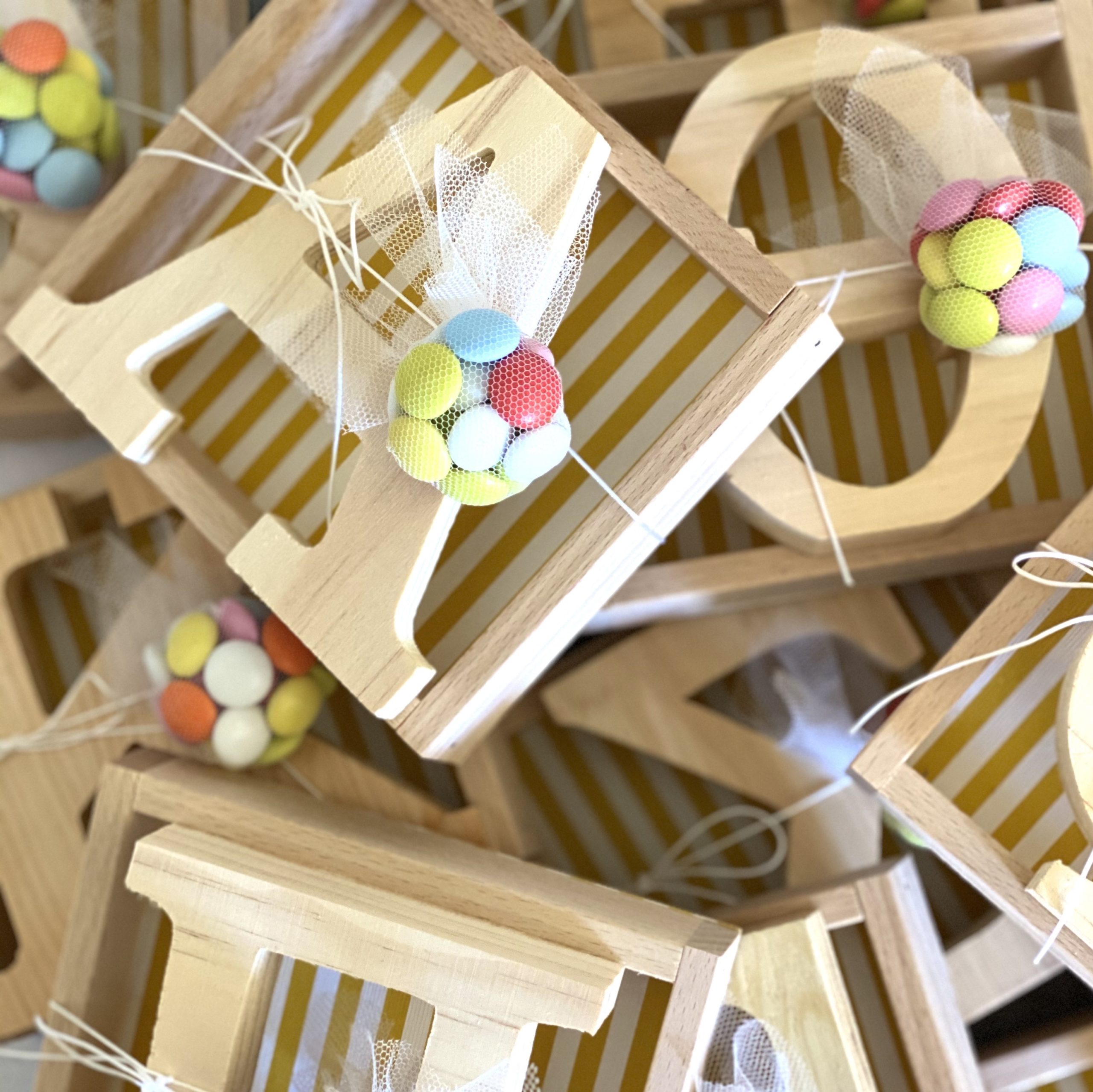 my-only-sunshine-baptism-kids-favors-wooden-frames-initials-candies-main-photo