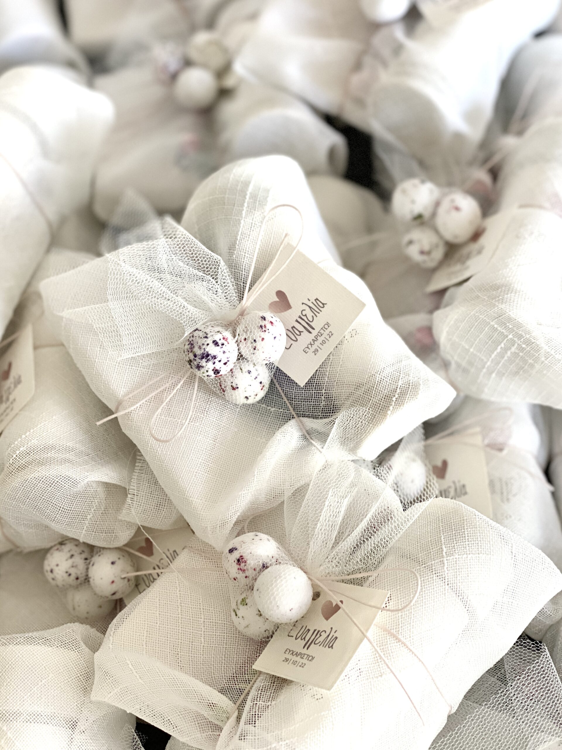pretty-in-pink-baptism-kids-favors-bubbles-canvas-crispy-dragees-linen-packaging