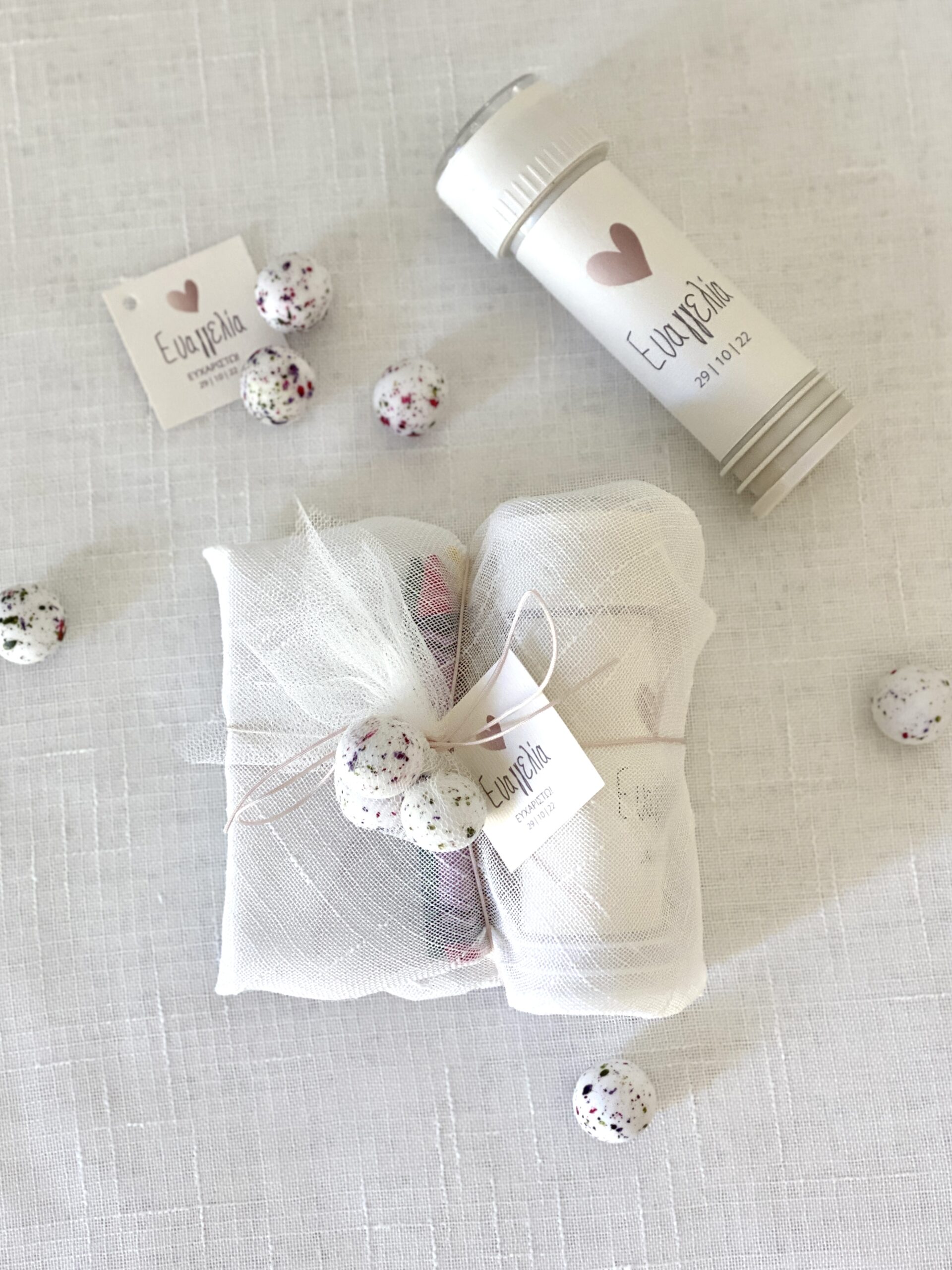 pretty-in-pink-baptism-kids-favors-bubbles-crispy-dragees-linen-packaging