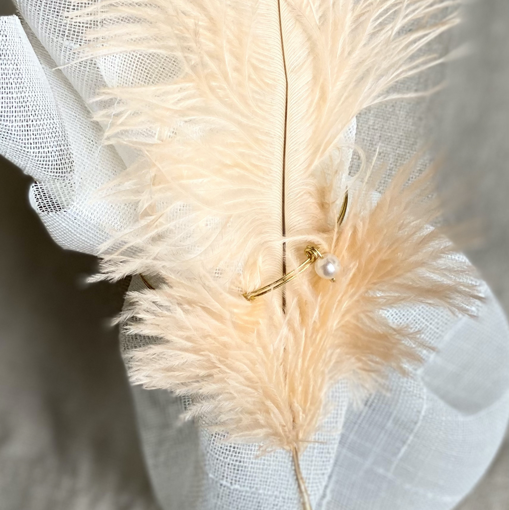 salmon-feather-wedding-favor-linen-pearl-main-photο